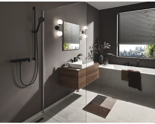 Salle de bains avec douche, lavabo, miroir et baignoire pour une conception de salle de bains moderne.