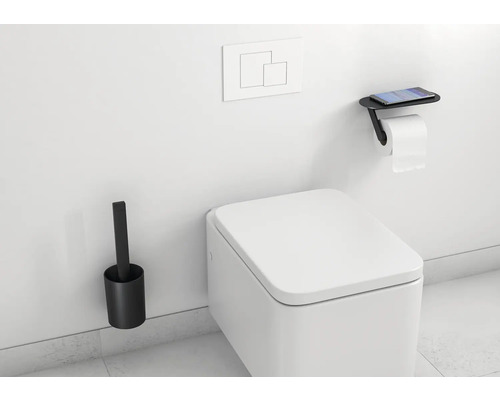 Modernes Badezimmer mit Toilette, Toilettenbürste und Toilettenpapierhalter mit Ablage