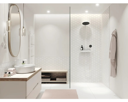 Modernes Badezimmer mit Dusche, Waschbecken, Spiegel und Handtüchern