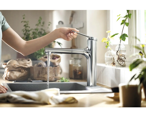 Robinet de cuisine avec robinet dans une cuisine lumineuse.