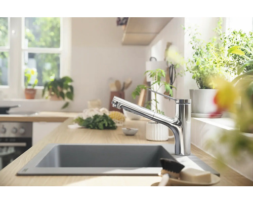 Scène de cuisine avec robinet d''évier, évier et plan de travail