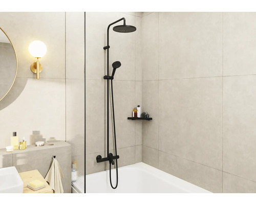 Modernes Badezimmer mit Aufputz-Duschsystem und Ablage