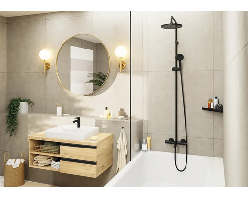 Modernes Badezimmer mit Waschtischunterschrank, Spiegel, Wandleuchten und Duscharmatur