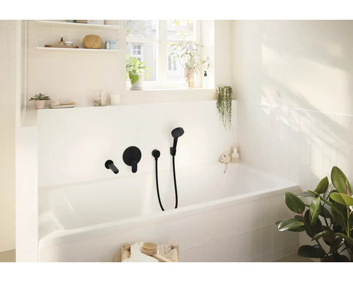 Salle de bains avec baignoire et robinetterie apparente noire