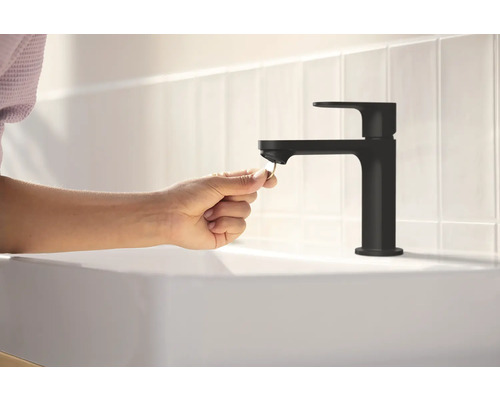 Schwarzer Waschtischmischer mit Einhebelmischer am Waschbecken