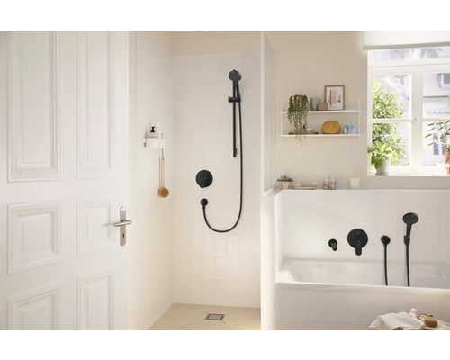 Salle de bains avec douche, baignoire et robinetterie