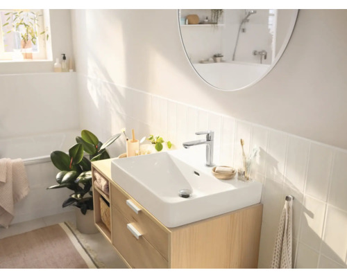 Helles Badezimmer mit Waschtisch, Spiegel und Badewanne