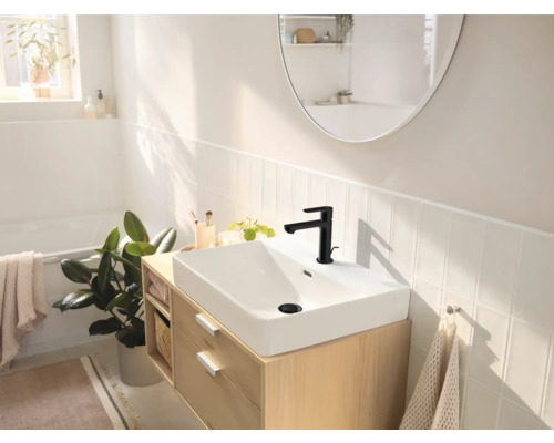 Badezimmer mit Waschtisch, Spiegel und Armatur