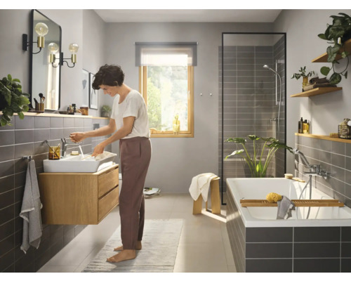 Modernes Badezimmer mit Waschbeckenunterschrank, Badewanne und Duschabtrennung