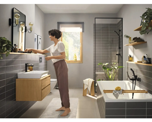 Helles Badezimmer mit Waschbecken, Spiegel, Badewanne und Dusche