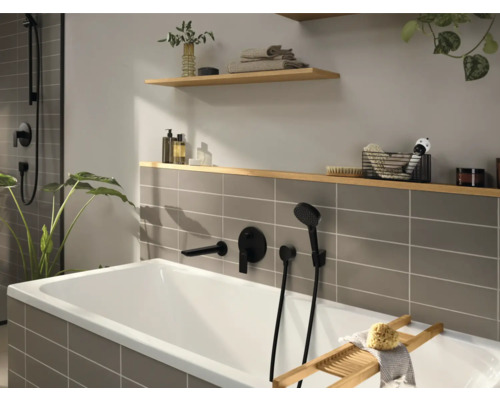 Salle de bain avec baignoire, robinetterie et étagères