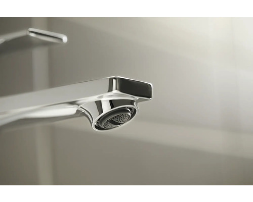 Nahaufnahme einer verchromten Waschtischarmatur