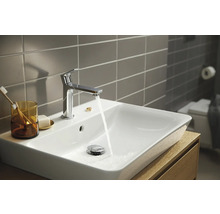 Modernes Badezimmerwaschbecken mit Armatur und laufendem Wasser