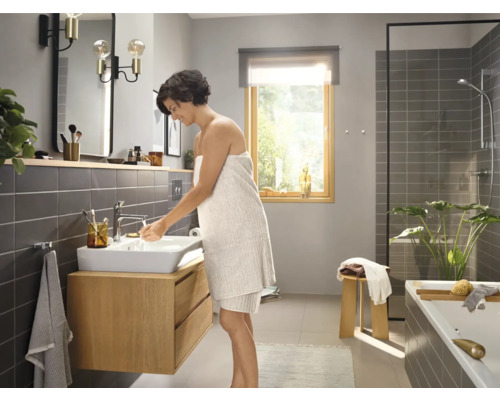 Helles Badezimmer mit Waschbeckenunterschrank, Dusche und Badewanne