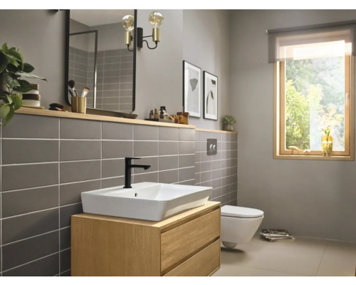 Helles Badezimmer mit Waschtisch, Spiegel, Fliesen und Toilette für eine moderne Einrichtung.