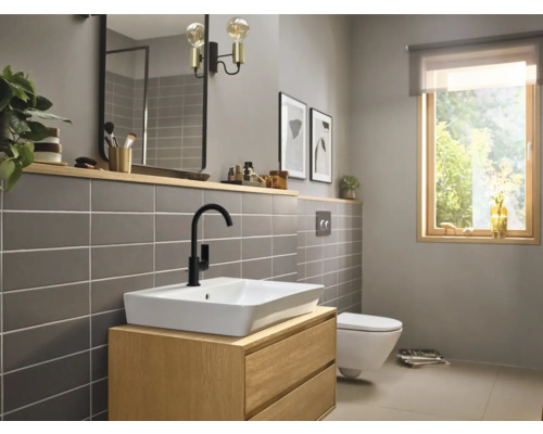 Salle de bain lumineuse avec lavabo, miroir, toilettes et fenêtre pour une ambiance relaxante