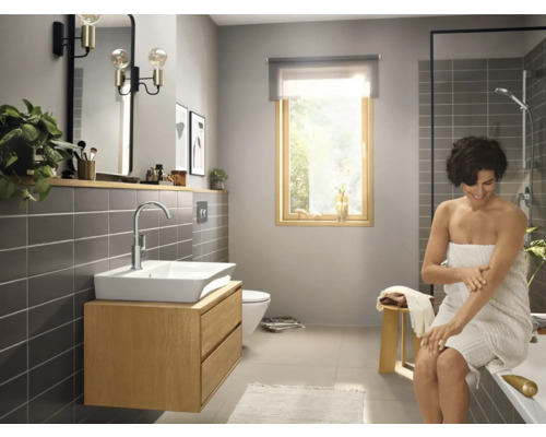 Salle de bains moderne avec lavabo, miroir, serviette et douche