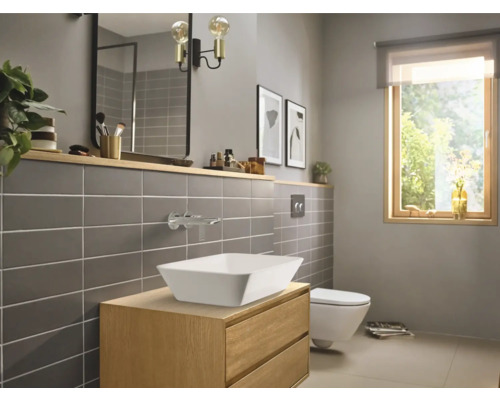 Salle de bain moderne avec meuble-lavabo, vasque à poser et WC suspendu.