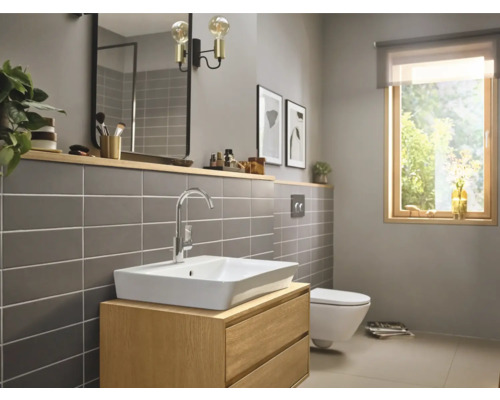 Salle de bains lumineuse avec lavabo, miroir, toilettes et fenêtre pour une ambiance conviviale