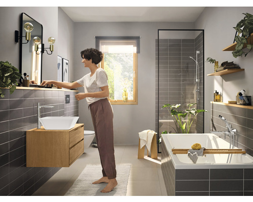 Salle de bains avec lavabo, miroir, baignoire et douche