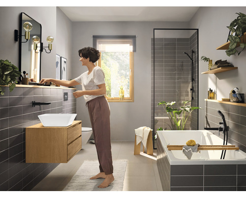 Salle de bain lumineuse avec baignoire, lavabo et miroir