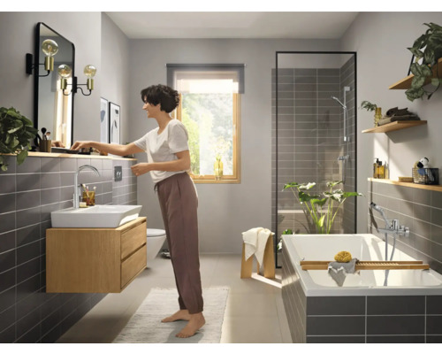 Salle de bain moderne avec baignoire, lavabo et miroir