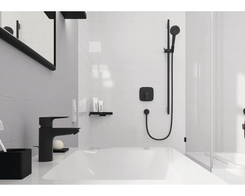 Salle de bains avec lavabo, robinet et douche