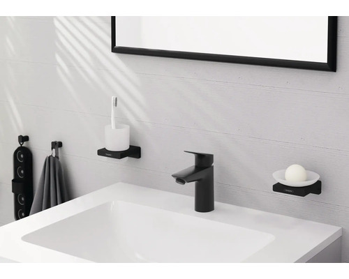 Waschtisch mit Armatur, Seifenschale, Zahnbürstenhalter und Handtuchhalter im Badezimmer