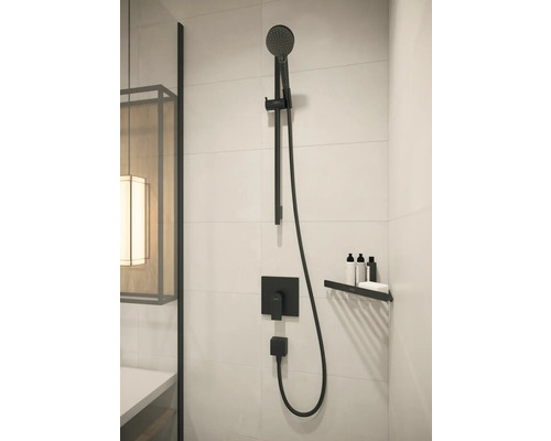 Ensemble de douche avec douchette à main, flexible de douche et étagère dans la salle de bain