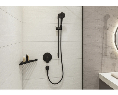 Salle de bains avec robinetterie de douche foncée et étagère