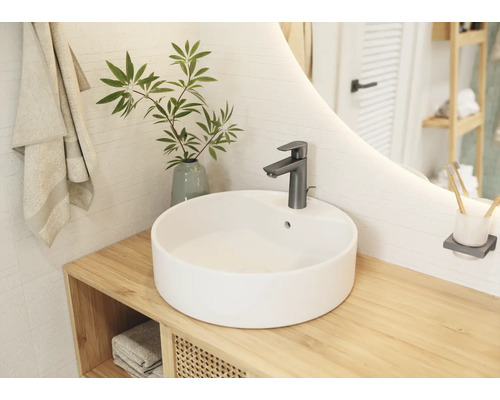 Salle de bain avec lavabo à poser, robinet et miroir