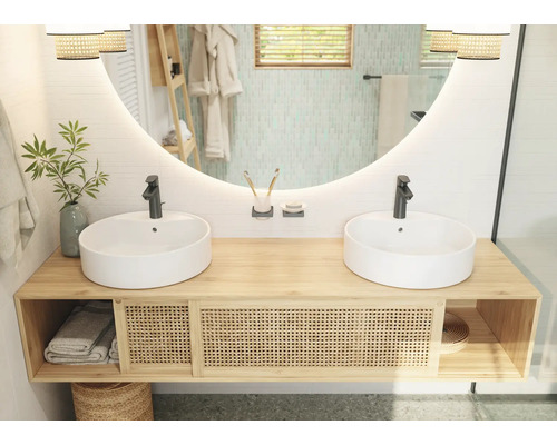 Salle de bains avec double vasque, miroir rond avec éclairage et détails en bambou