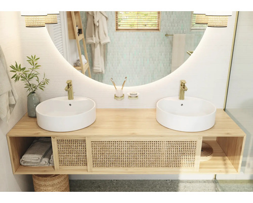 Salle de bains avec double vasque, vasques à poser, grand miroir et meuble bas en bois avec éléments en rotin.