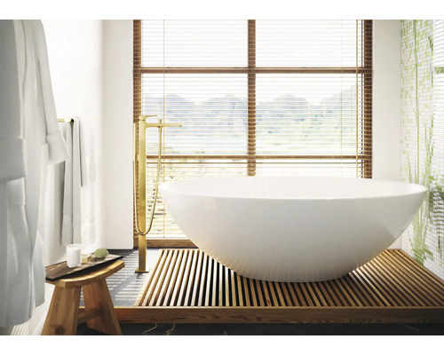 Badezimmer mit freistehender Badewanne, Holzjalousien und Bademantel