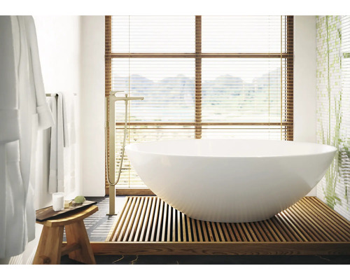 Badezimmer mit freistehender Badewanne, Badewannenarmatur und Holzjalousien