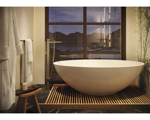 Badezimmer mit freistehender Badewanne, Holzjalousien und modernem Design