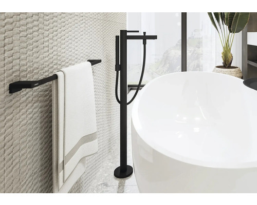 Badezimmer mit freistehender Badewanne, Handtuchhalter und Armatur