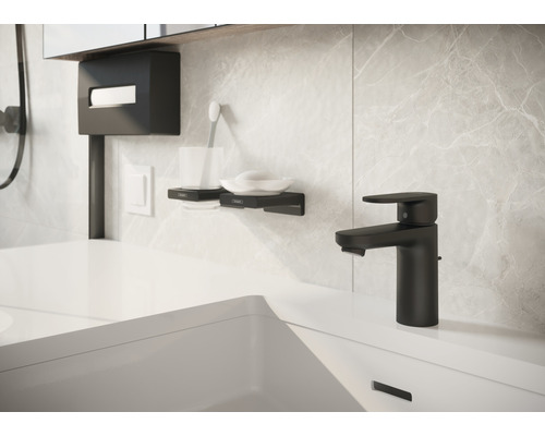 Salle de bain moderne avec lavabo, robinet et accessoires