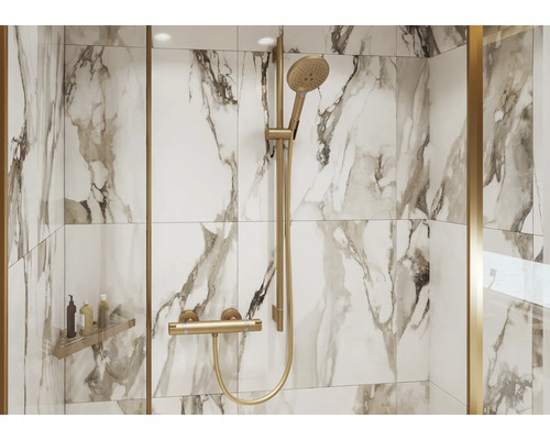 Duschkabine mit Marmorfliesen, Duscharmatur und Eckregal