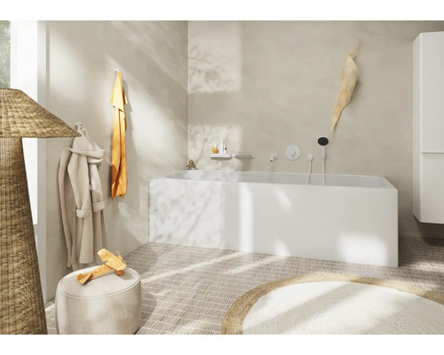 Modernes Badezimmer mit Badewanne, Handtüchern und dekorativen Elementen.