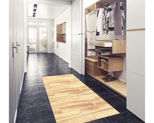 Couloir avec dressing ouvert et tapis en bois