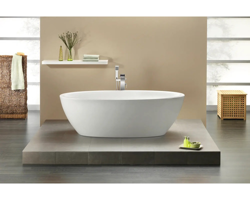 Baignoire îlot Baignoire ovale OTTOFOND Kent 190 x 95 cm blanc lisse 703401 Baignoire îlot dans une salle de bains moderne avec panier en bois et étagère