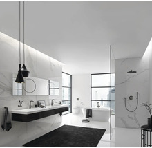 Salle de bains lumineuse avec double vasque, baignoire et douche