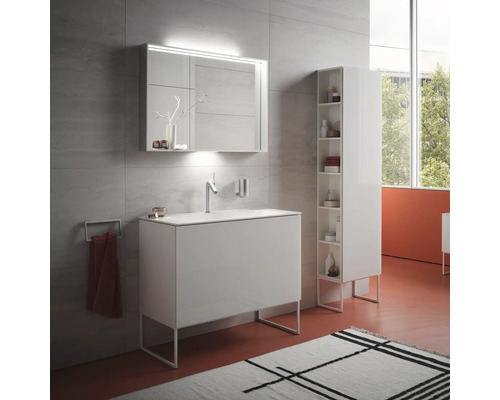 Modernes Badezimmerensemble mit Waschtisch, Spiegelschrank mit Beleuchtung und Hochschrank.