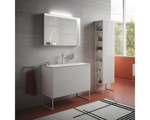 Modernes Badezimmer mit Waschtisch, Spiegelschrank und Hochschrank