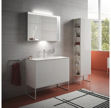Modernes Badezimmer mit Waschbeckenunterschrank, Spiegelschrank mit Beleuchtung und Hochschrank