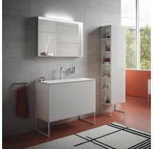 Badezimmer mit Waschtisch, Spiegelschrank und Hochschrank