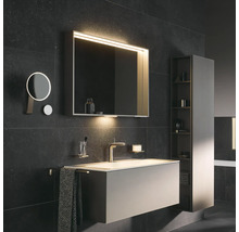 Modernes Badezimmer mit Waschtisch, beleuchtetem Spiegelschrank, Kosmetikspiegel und Hochschrank für Stauraum