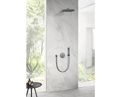 Robinet de douche avec douche de tête et douchette devant un mur de marbre