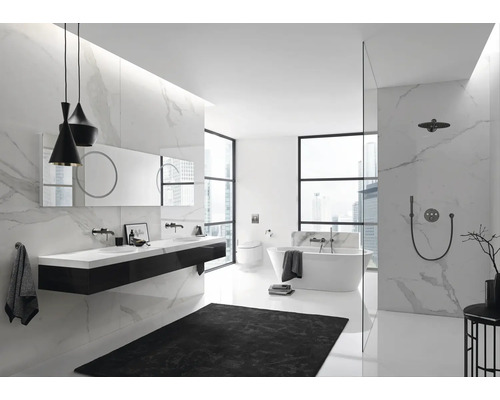 Salle de bains moderne avec meuble-lavabo double vasque, baignoire et douche